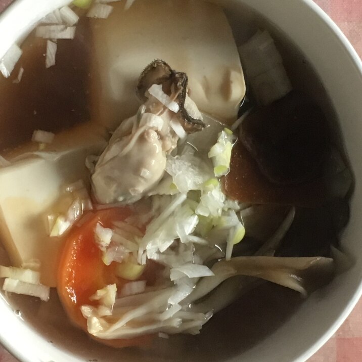 牡蠣、大根、にんじん、絹豆腐、ネギ、舞茸の鍋
